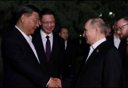 Zagrljaj Putina i Xija, ali ne i 'bratski poljubac'