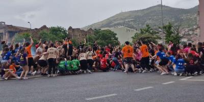 Norijada u Mostaru: Maturanti se opraštaju od srednjoškolskih klupa 