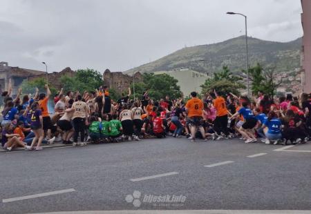 Norijada u Mostaru: Maturanti se opraštaju od srednjoškolskih klupa 