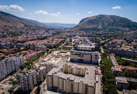 https://storage.bljesak.info/article/459449/450x310/mostar-panorama-orca-mepas-hum.jpg