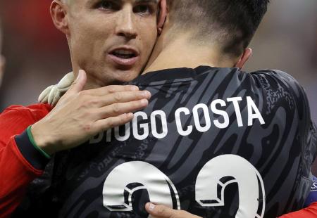 https://storage.bljesak.info/article/459822/450x310/cristiano-ronaldo-diego-costa-zagrljaj.jpg