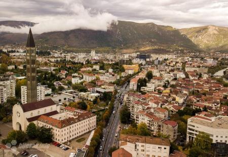 https://storage.bljesak.info/article/460936/450x310/mostar-panorama-bulevar.jpg