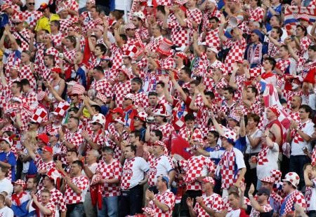 https://storage.bljesak.info/article/460950/450x310/hrvatski-navijaci-vatreni1.jpg