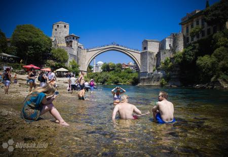 https://storage.bljesak.info/article/461152/450x310/turisti-rashladjenje-neretva-stari-grad.jpg