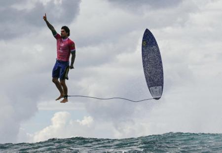 https://storage.bljesak.info/article/462246/450x310/surfer-gabriel-medina.jpg