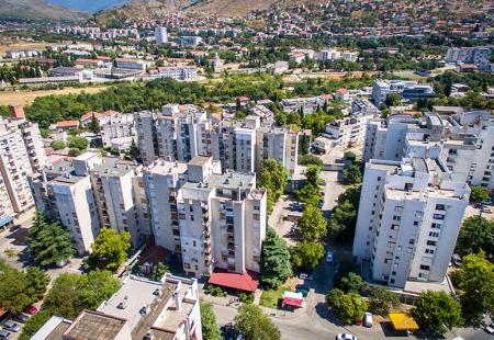 https://storage.bljesak.info/article/464011/450x310/mostar-panorama-centar2-sjeverni-logor.jpg