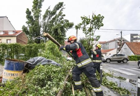 https://storage.bljesak.info/article/464136/450x310/zagreb-nevrijeme-steta5.jpg