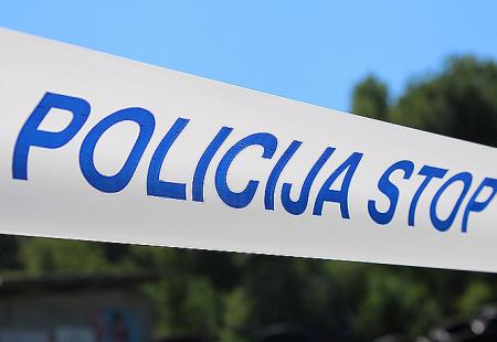 https://storage.bljesak.info/article/464652/450x310/policija-traka-stop-1.jpg