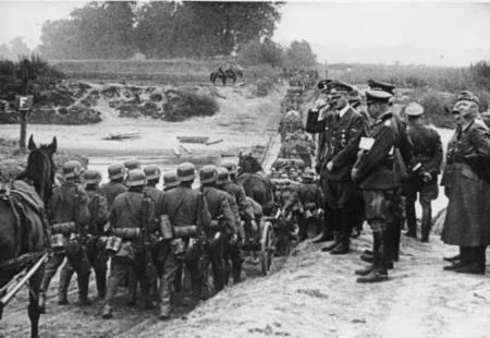 https://storage.bljesak.info/article/465294/450x310/Bundesarchiv_Bild_Polen_Parade_vor_Adolf_Hitler.jpg