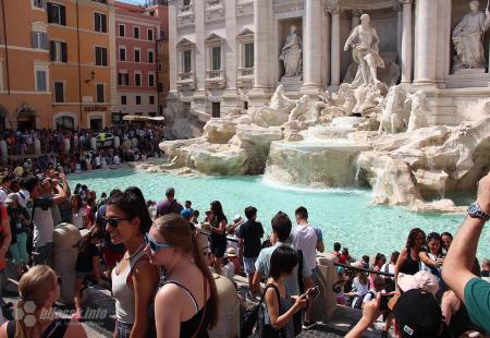 https://storage.bljesak.info/article/465778/450x310/Rim-fontana-di-trevi.jpg