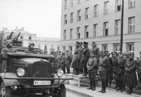 https://storage.bljesak.info/article/467385/450x310/Bundesarchiv_Bild_Polen_Siegesparade_Guderian_Kriwoschein.jpg