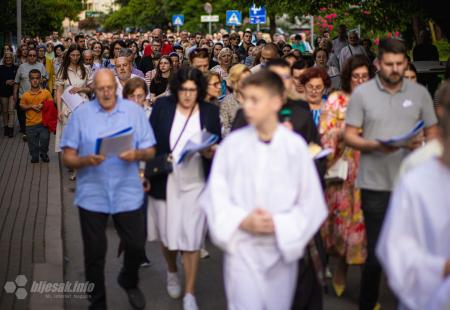 https://storage.bljesak.info/article/467858/450x310/vjernici-mole-i-pjevaju-tijelovska-procesija.jpg