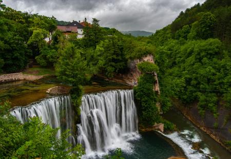 https://storage.bljesak.info/article/467914/450x310/Jajce-vodopad.jpg