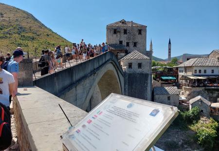 https://storage.bljesak.info/article/469056/450x310/turisti-mostar6.jpg