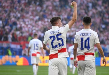 https://storage.bljesak.info/article/469087/450x310/luka-sucic-ivan-perisc-vatreni.jpg