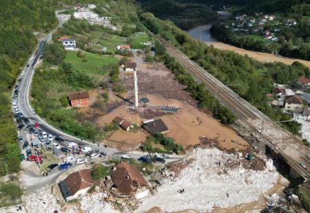 https://storage.bljesak.info/article/470415/450x310/poplave-dzamija-dron.jpg