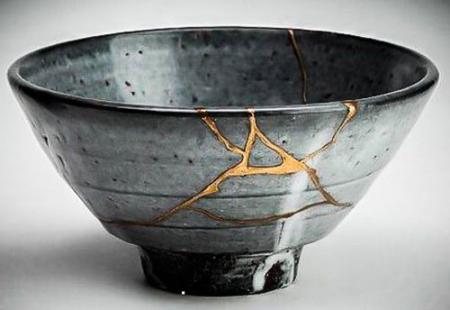 https://storage.bljesak.info/article/471225/450x310/Kintsugi-siva-posuda.jpg