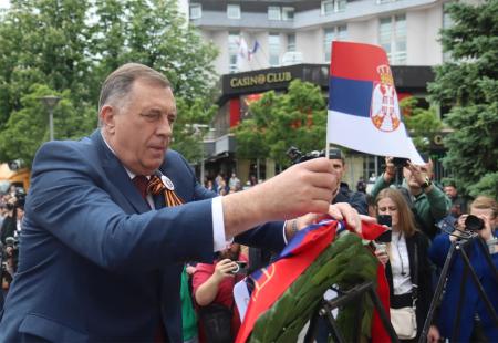 https://storage.bljesak.info/article/472003/450x310/Milorad_Dodik_zastavica.jpg