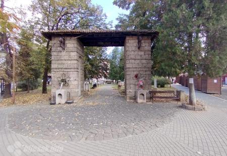 https://storage.bljesak.info/article/472980/450x310/Ulaz_u_spomen_park.jpg