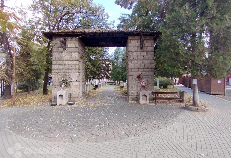 https://storage.bljesak.info/article/472980/800x550/Ulaz_u_spomen_park.jpg