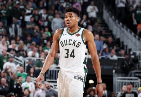 https://storage.bljesak.info/article/473334/450x310/Giannis-Antetokounmpo-svibanj2019-2.jpg