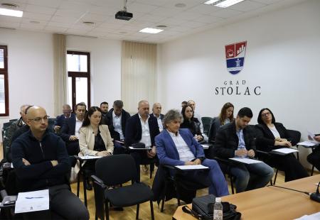 https://storage.bljesak.info/article/473754/450x310/stolac_gradsko_vijece.jpg