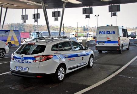 https://storage.bljesak.info/article/473760/450x310/hrvatska-policija-automobili-na-granici.jpg