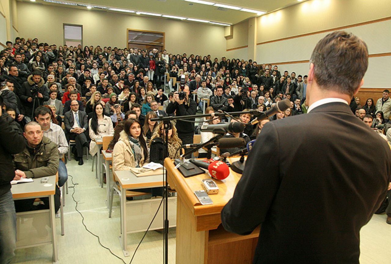 Milanović u Mostaru: Posjetio SKB Mostar i Sveučilište, održao predavanje studentima