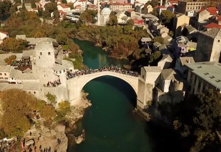 https://storage.bljesak.info/article/473931/450x310/stari-most-ucenici-mostar.jpg