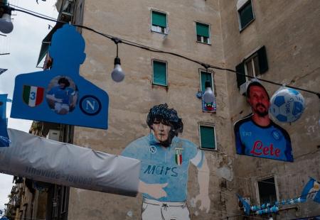 https://storage.bljesak.info/article/474855/450x310/62541555-maradonin-mural-u-napulju.jpg