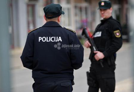 https://storage.bljesak.info/article/475870/450x310/policajac-policija-zzh.jpg