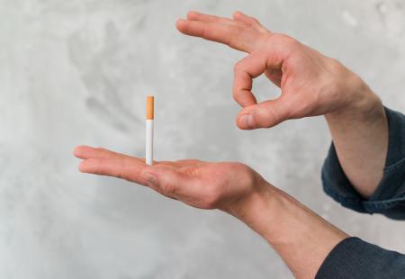 https://storage.bljesak.info/article/476290/450x310/BLJESAK_man-throwing-cigarette-through-finger-against-wall.jpg