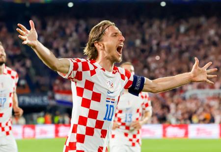 https://storage.bljesak.info/article/476675/450x310/modric-uzvik.jpg