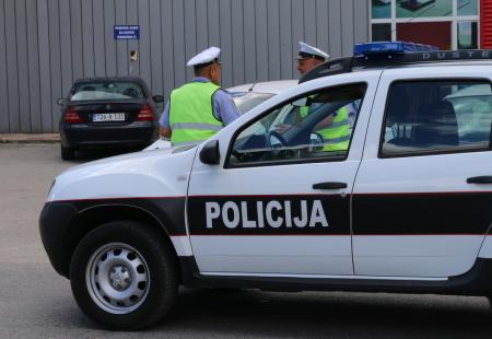 https://storage.bljesak.info/article/477839/450x310/policija-usk.jpg