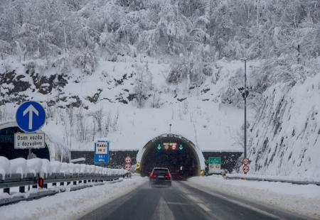 Snijeg otežava prometovanje širom BiH