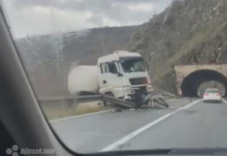 U Ševaš Njivama ponovno uspostavljen promet nakon izvlačenja cisterne