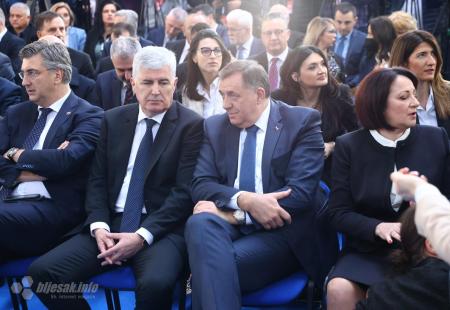 https://storage.bljesak.info/article/481127/450x310/plenkovic-covic-dodik-mostarskisajam.jpg