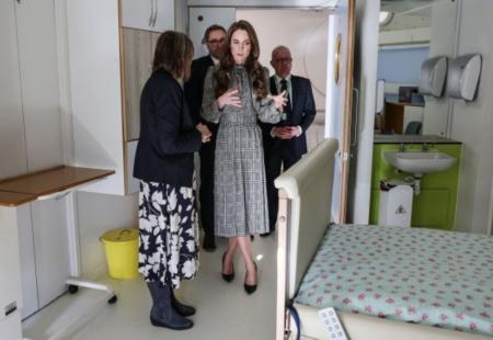 https://storage.bljesak.info/article/481659/450x310/kate-middleton-posjet-hospiciju.jpg