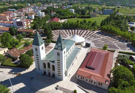 https://storage.bljesak.info/article/484088/450x310/Crkva-Medjugorje-2018.jpg