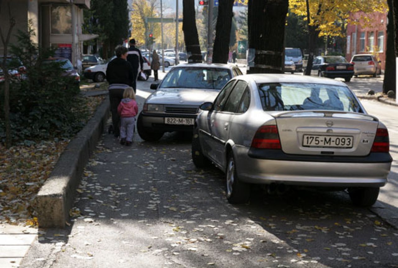 Kažnjavanje vozača i uklanjanje nepropisno parkiranih automobila 