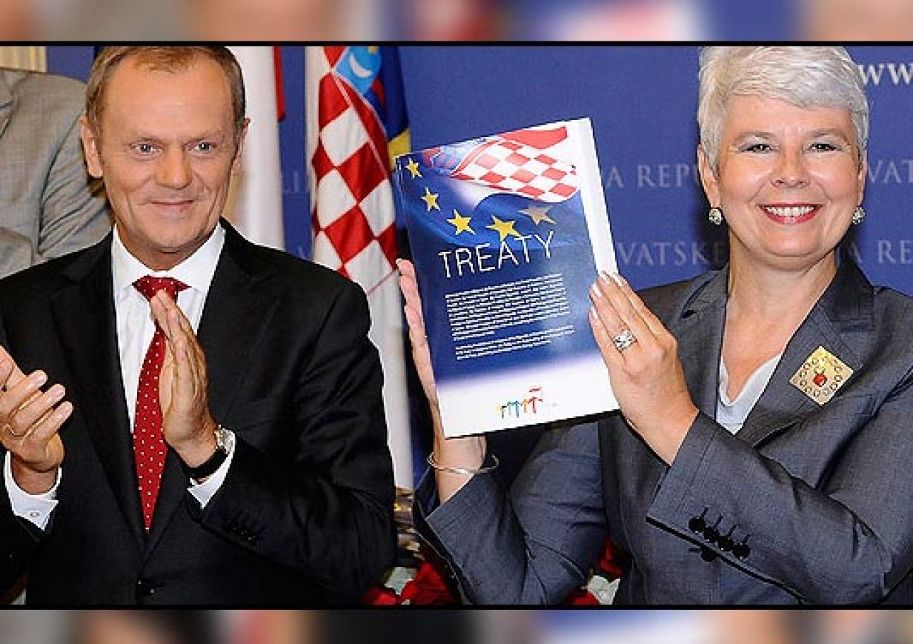 Tusk uručio Kosor ugovor o pristupanju Hrvatske EU-u