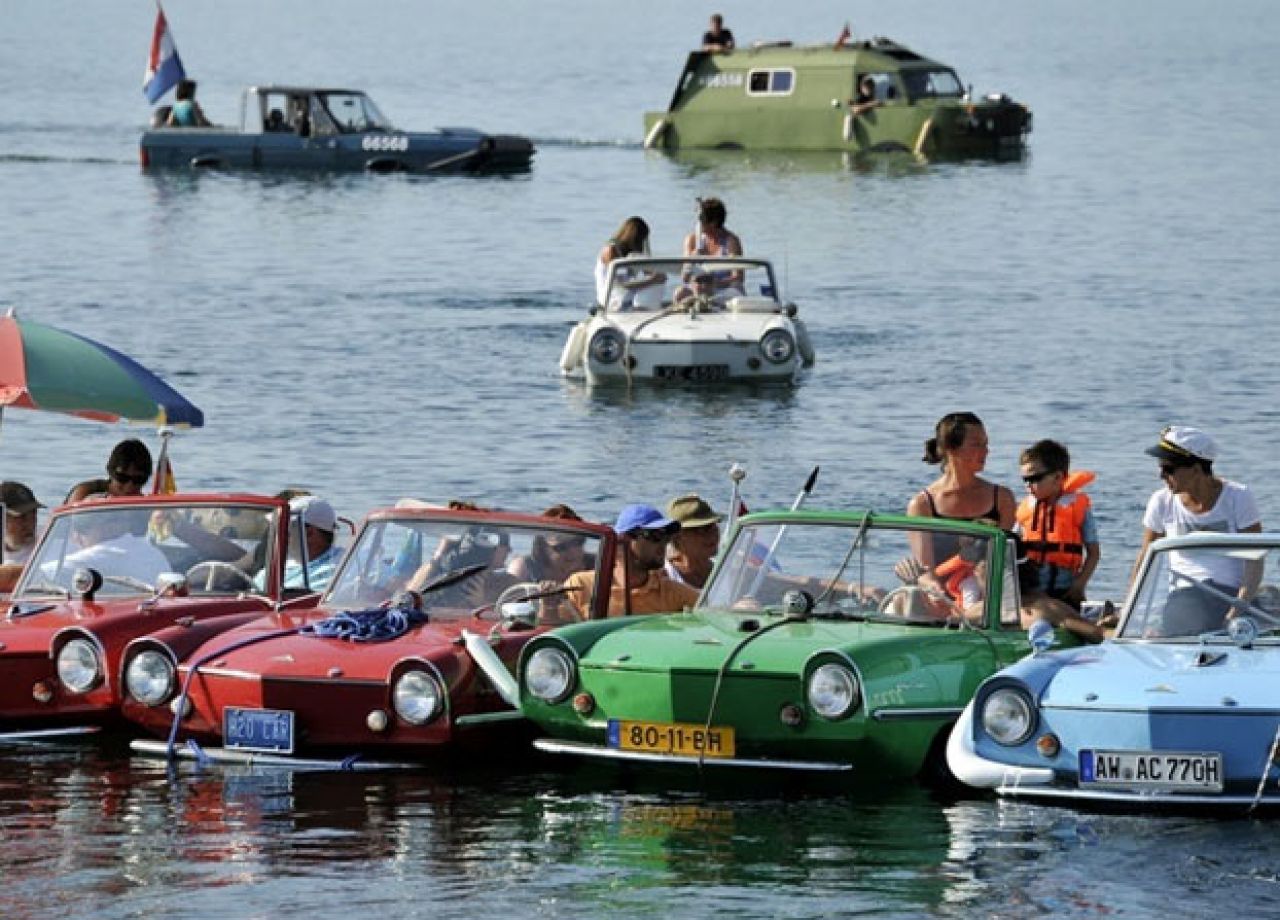 Амфибия. Плавучая машина. Amphicar плавающие автомобили. Ретро авто амфибии. Автомобиль Ихтиандр.