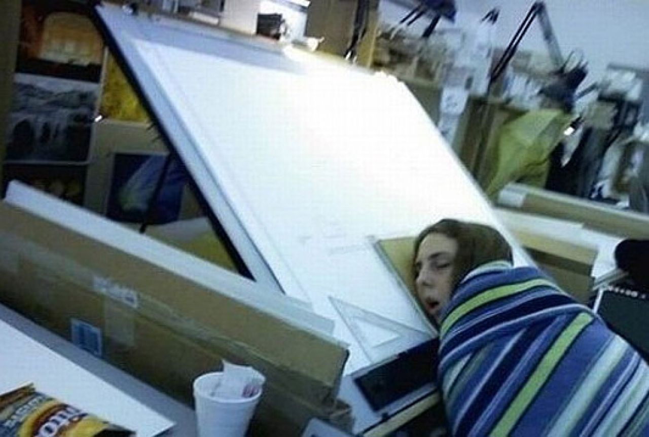 Спит на работе прикол