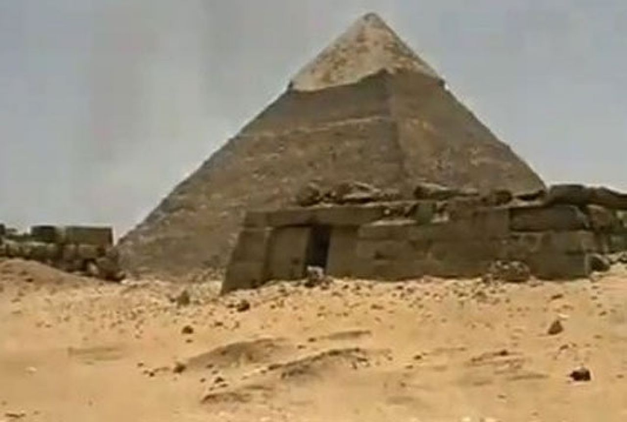 U piramidama se nalazi nešto tuđinsko?