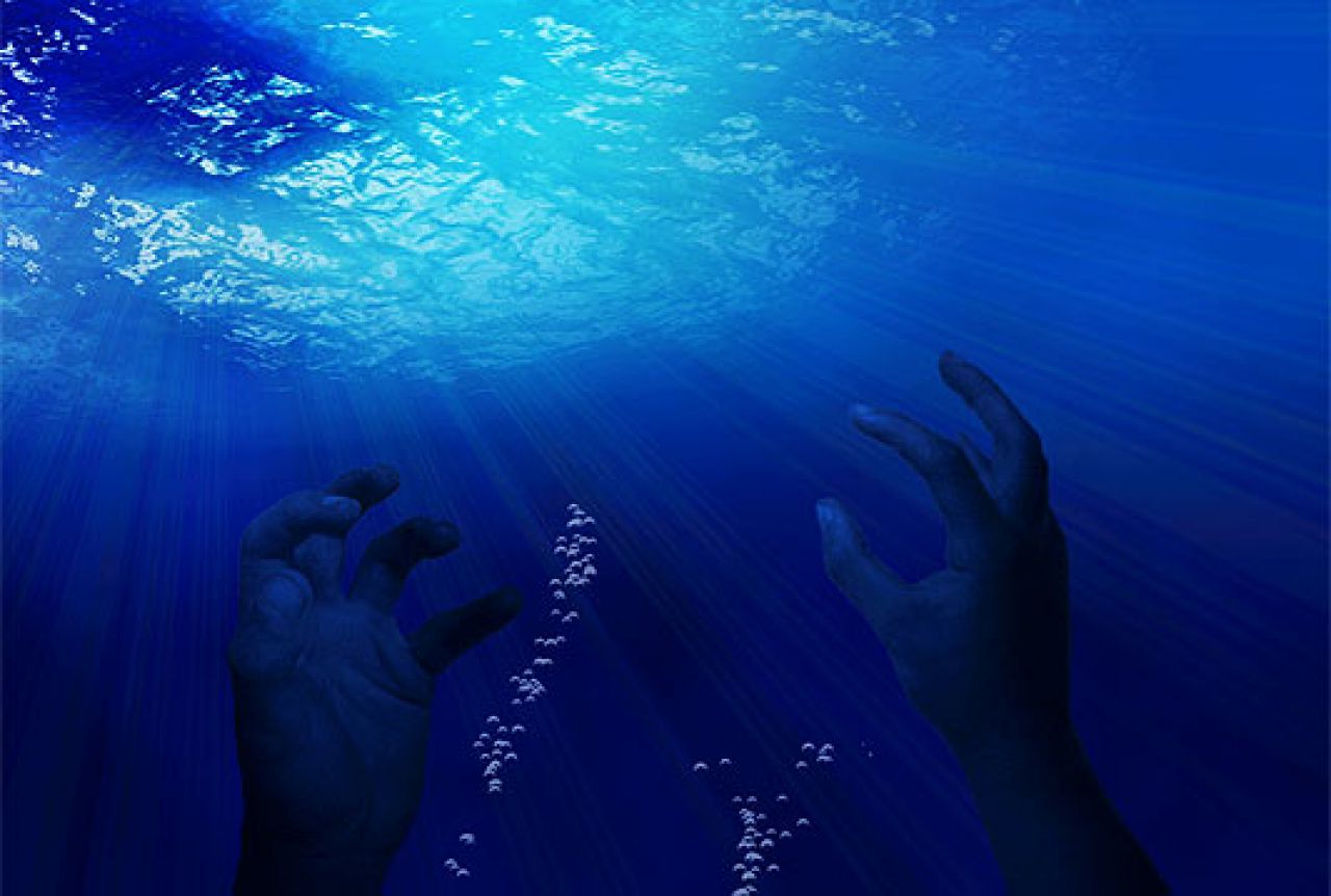 Рука под водой