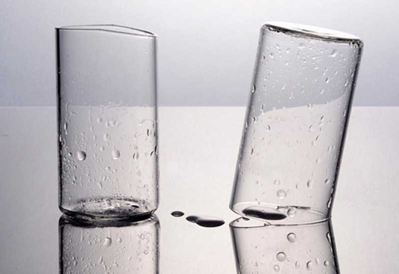 Монетка в стакане с водой иллюзия. Перевернутый стакан на столе. Опыт перевернутый стакан с водой. Эксперимент, если смешать горячую воду с холодной. Опыты с водой.