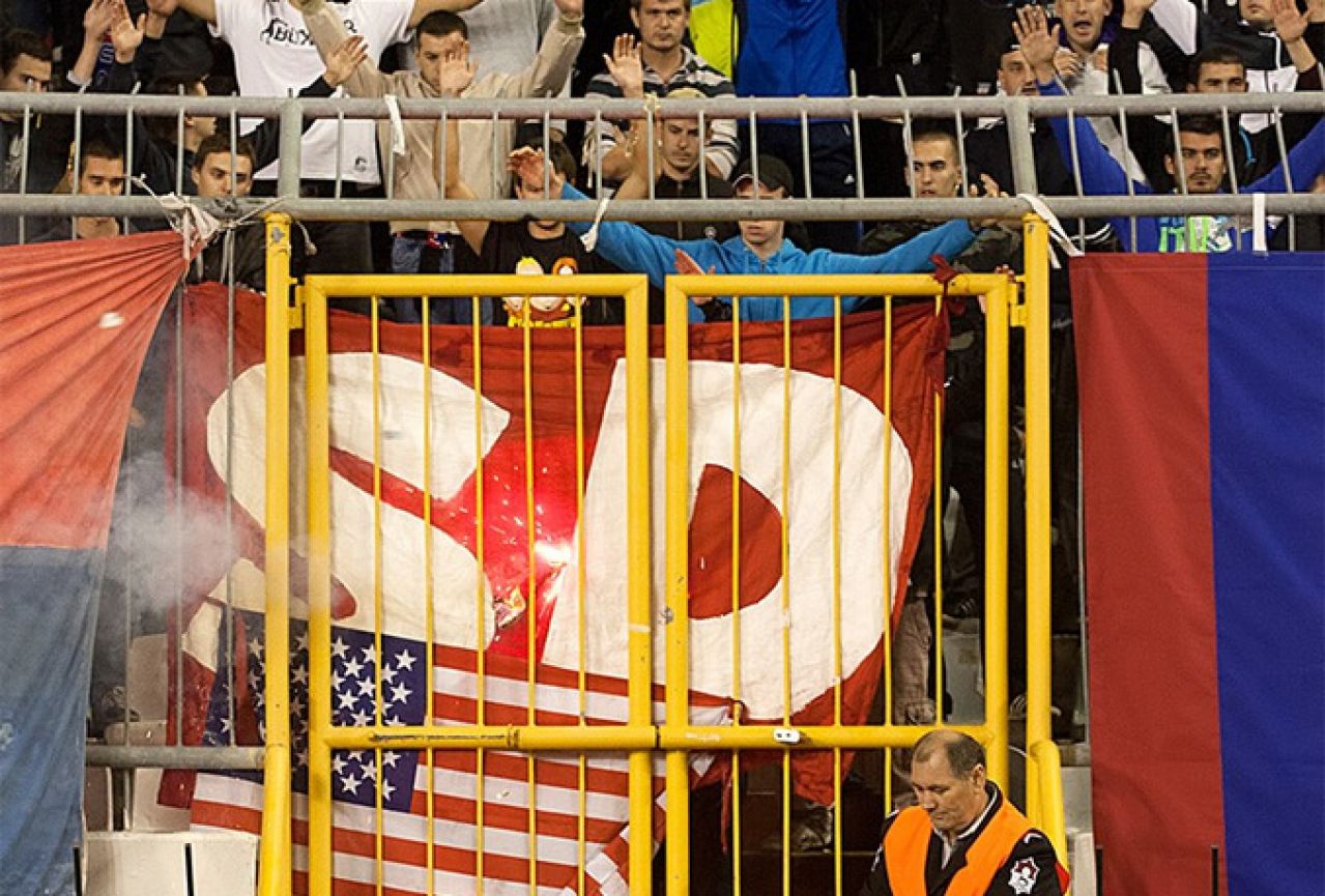 Policija istražuje tko je na utakmici Hajduka zapalio zastavu SAD-a