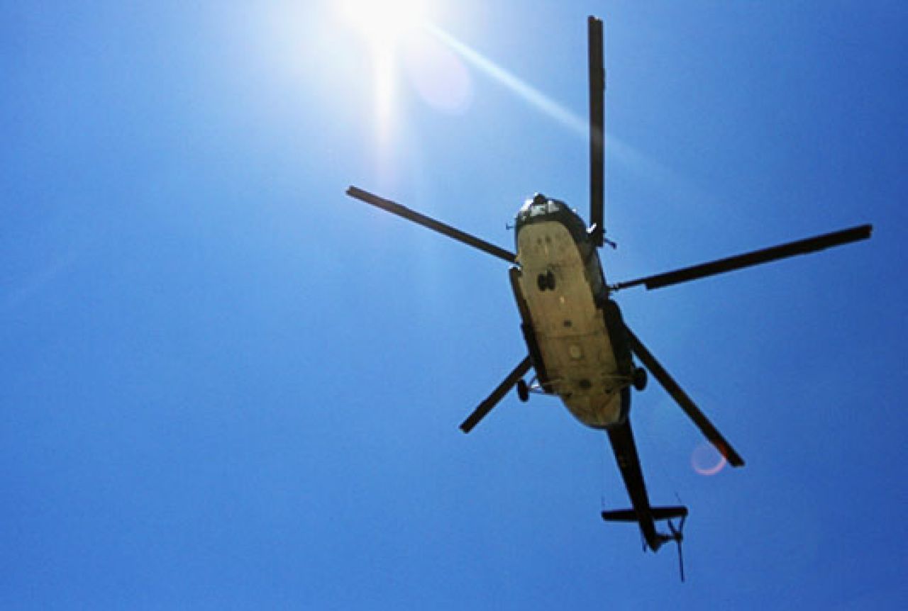 Helikopter OSBiH evakuirao životno ugroženu bebu iz bihaćke bolnice u Sarajevo