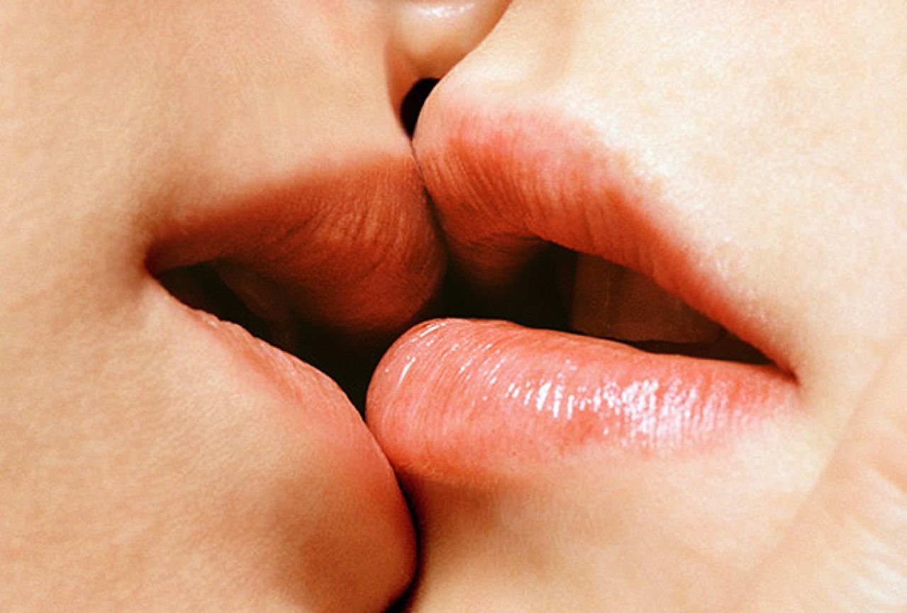 Девушки целуются грудью. Целующие губы. Красивый поцелуй в губы. Картинки поцелуя в губы. Поцелуй вблизи.