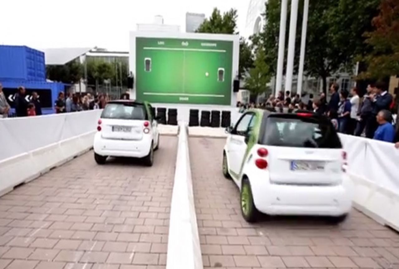Dva električna Smarta igraju ping pong na njemačkim ulicama